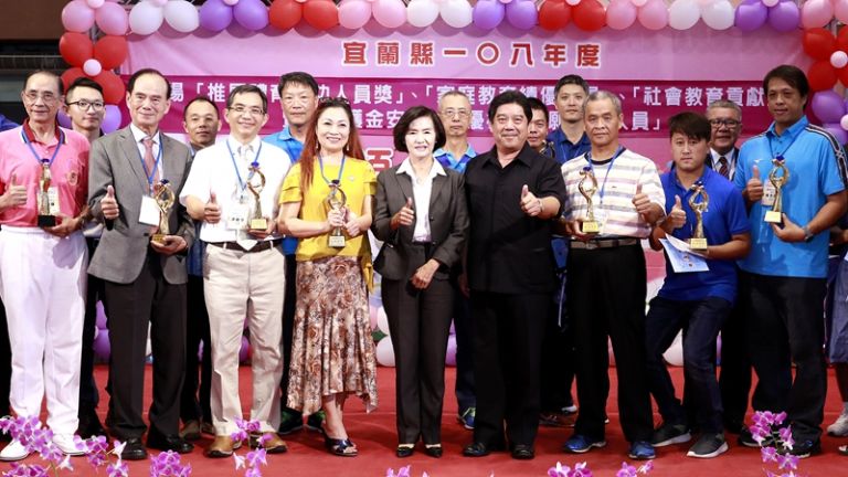 林姿妙表揚155位志工站兩個多小時．蔡岡志：場面盛大今非昔比