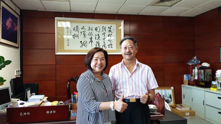 漁村晚炊船岸卸貨漁婦晒網．陳玨霖贈字陳秀暖