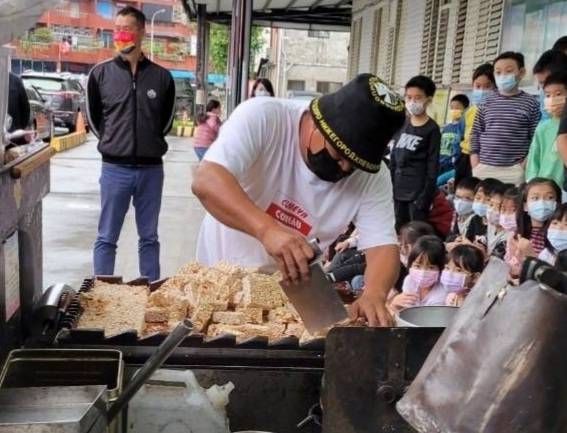 公益環島分享生命故事 蹦米香進入竹林國小嗨翻學童【影音新聞】