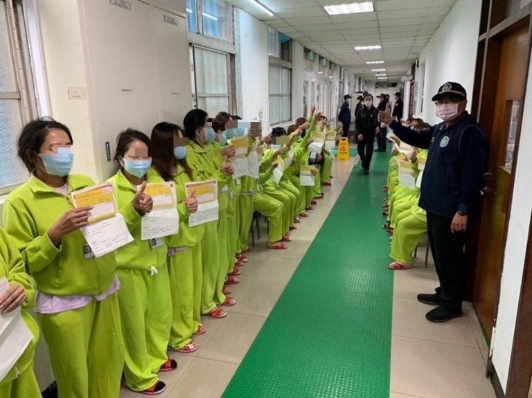 人道關懷依法行政 移民署援助收容移工順利返國