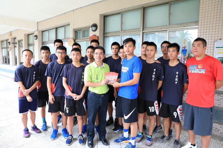 宜蘭囝子熊讚!   中華國中勇奪全國籃球賽冠軍！