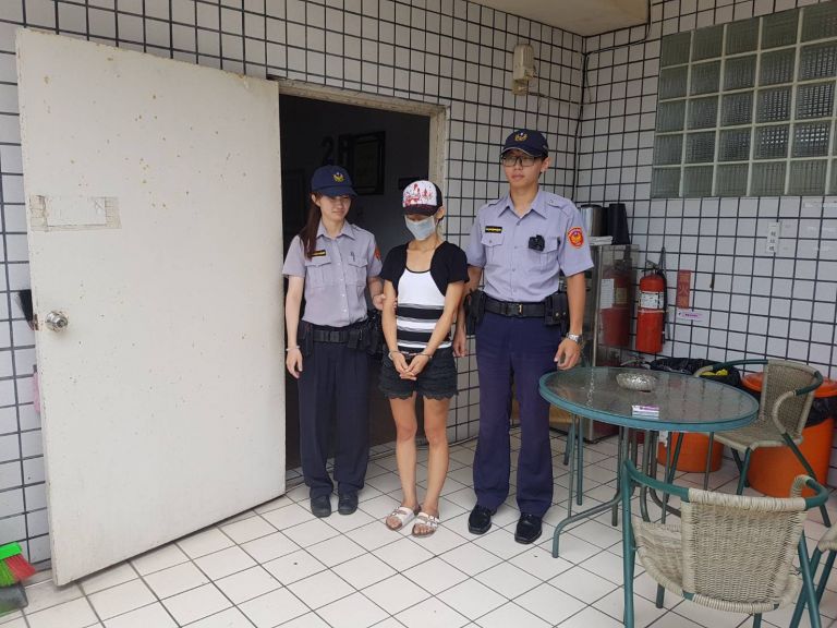 女毒犯假冒自家人身分，遭警方識破