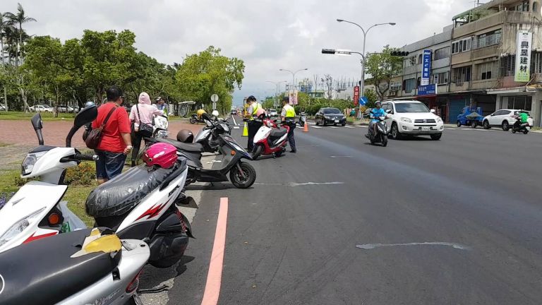 漏油車引發路面油漬  造成6車7人受傷【影音新聞】