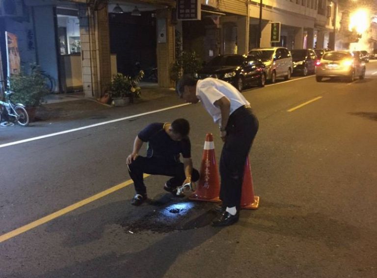 冬山老街路面窟窿 鄉代楊弘旻要求縣府全面開挖