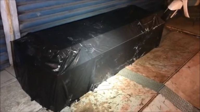 觀光夜市店門口遭放棺材 民眾嚇得臉都綠了!