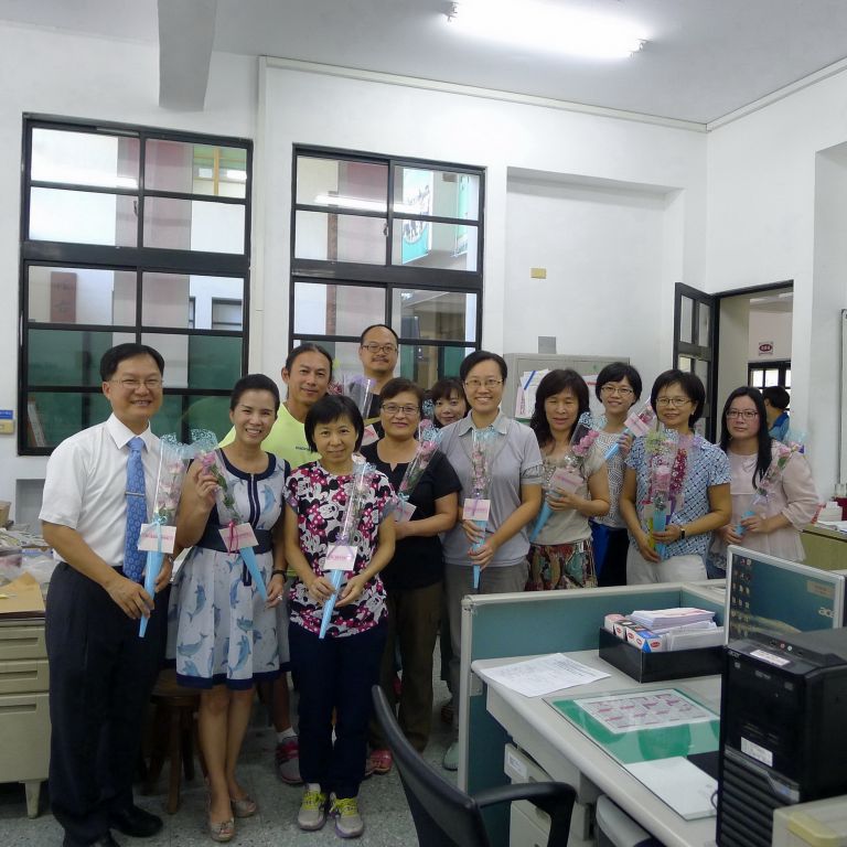 尊崇師道   蘭女家長會獻花表敬意