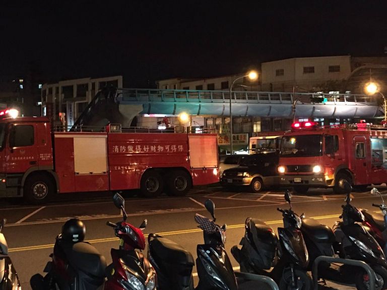 情緒不穩女子已成功被勸退  目前已送往醫院救治