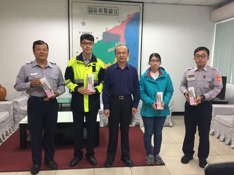 廉政法令宣導有獎徵答名單公布     副局長葉步和親自頒獎