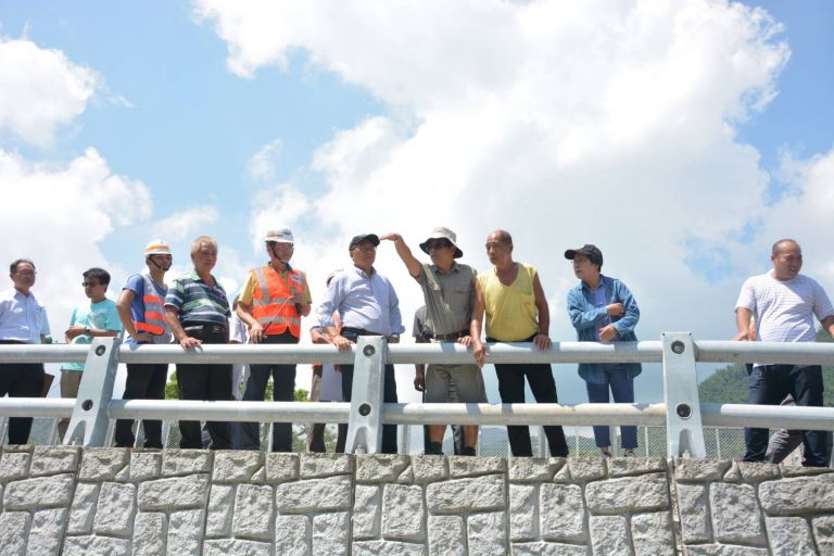 陳歐珀立委視察蘇澳箕山橋工程，要求8月24日務必完工