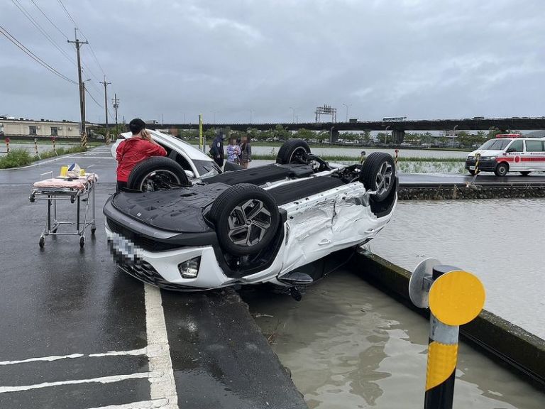 礁溪農路車禍．一車翻在圳溝上．九人受傷【影音新聞】