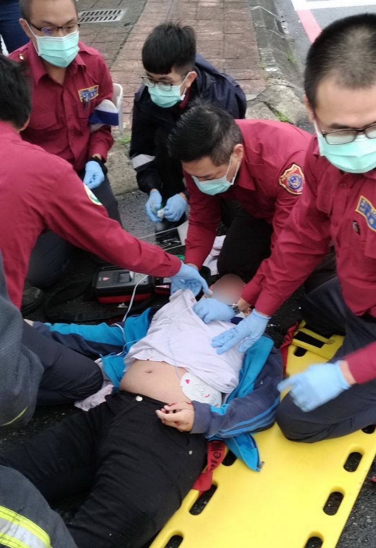 機車與自小客車發生車禍 三人送醫急救