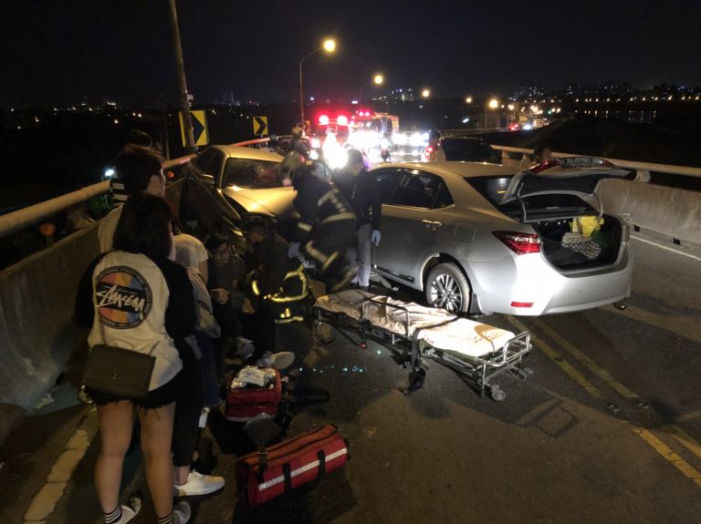 宜市新城橋兩部自客車對撞    9人受傷【影音新聞】