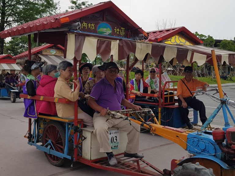 長者搭乘力阿卡遊內城  體驗田野之光【影音新聞】