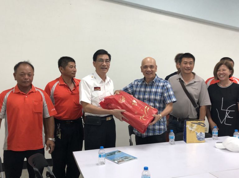 感佩民間救難團體協助搜救   徐松奕帶禮盒慰勞