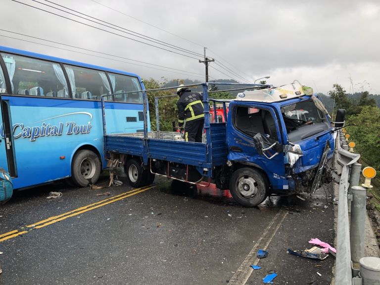 首都客運與小客車事故   疑首都司機逆向超車所致