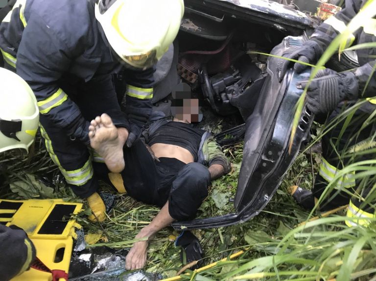 小客車墜落邊坡駕駛者受困 消防員帶器材進行搶救