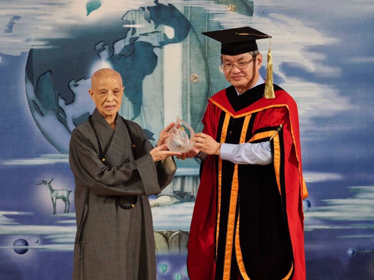 證嚴法師獲頒中正大學名譽文學博士