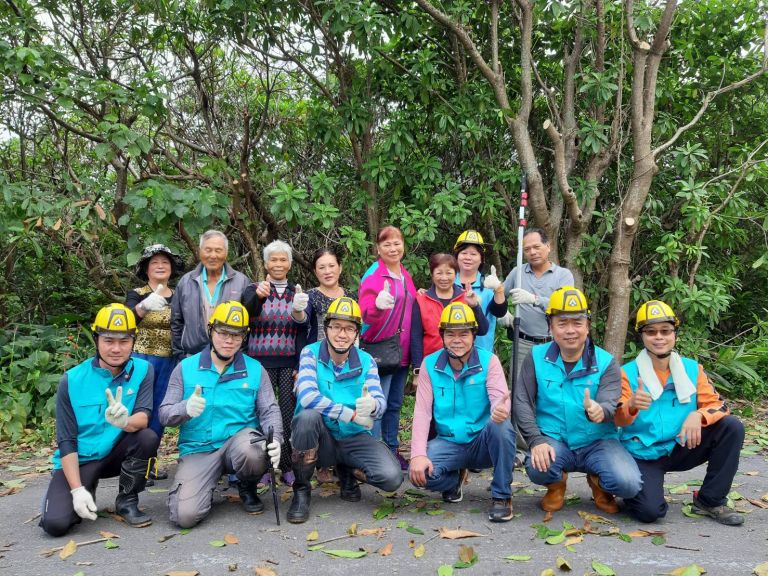 海岸防風林枝條徒長    林管處與社區居民一起修剪養護