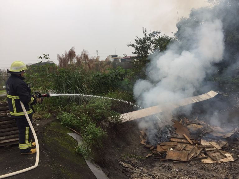 不肖業者露天燃燒廢棄物   遭環保局當場查獲並祭出重罰