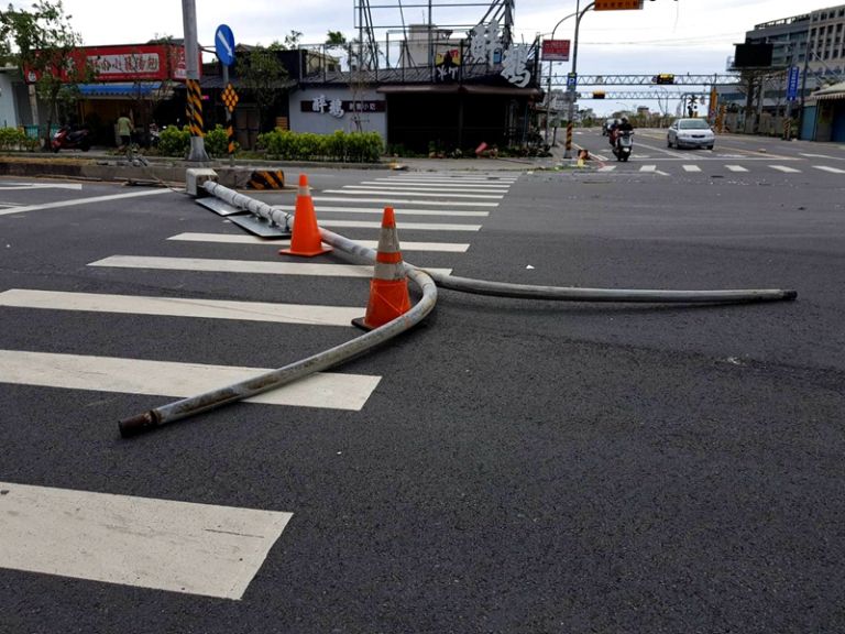 中颱尼莎橫掃  讓宜蘭路樹橫倒街上 上萬戶停電