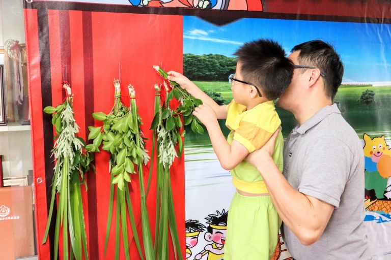 歡慶端午節    市立幼兒園辦龍舟滑滑樂、粽香平安行活動
