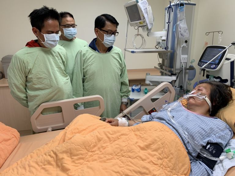 志願兵之母昏厥進加護插管    尹華忠站長前往探視慰問