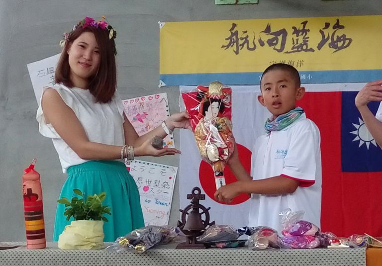 飄海相機失主日本大學生椿原世梨    26日將參加岳明國小畢業典禮