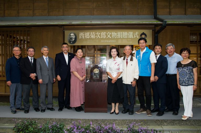 西鄉菊次郎文物捐贈儀式   捐百年掛時計於宜蘭縣史館典藏