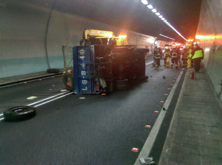 國五雪隧南下22.6K車禍2男1女受傷 雙線交通暫封閉【影音新聞】