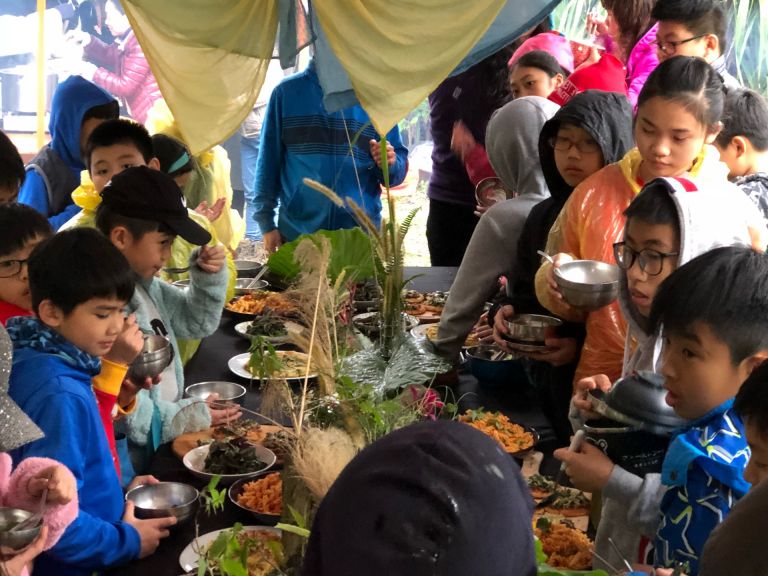 餐桌是成長的美好記憶 阿比野菜宴在岳明國小