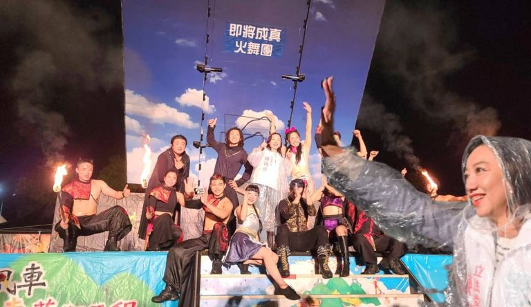 雨勢澆不熄大小朋友熱情 陳琬惠邀請紙風車火舞團精彩演出【影音新聞】