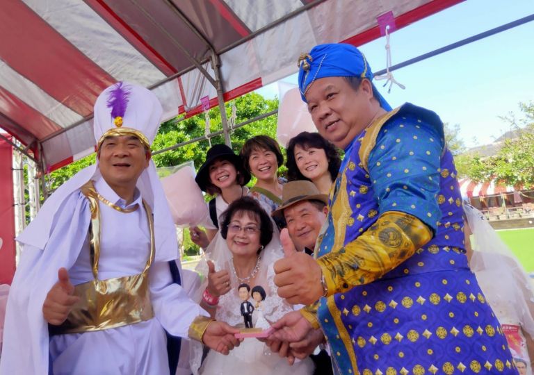 王子公主過著幸福日子 五結鄉金鑽婚表揚化作童話故事大進場