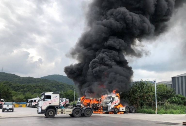 4輛聯結車燒成廢鐵 冬山鄉香中路某貨運公司遭祝融【影音新聞】