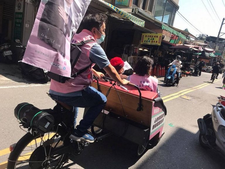 陪長照老人家坐三輪車～逛市場．看風景