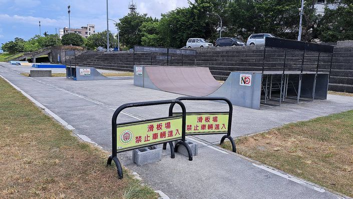 騎機車溜滑板？～市公所籲遵守規定