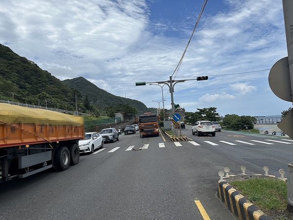 濱海路車禍～大貨車追撞停等紅燈小客車．4人受傷