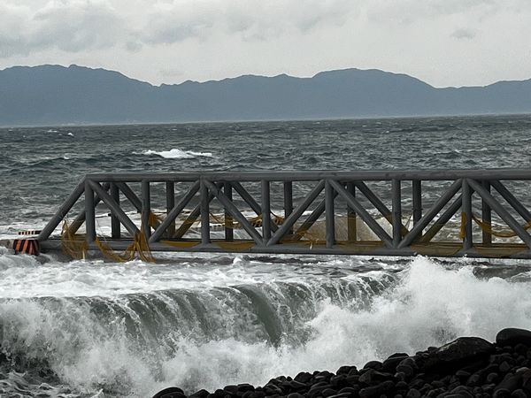 龜山島長浪襲碼頭～6日仍封島【影音新聞】