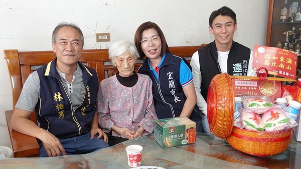 疼惜咱ㄟ銀髮寶貝～陳美玲市長親訪人瑞慶重陽