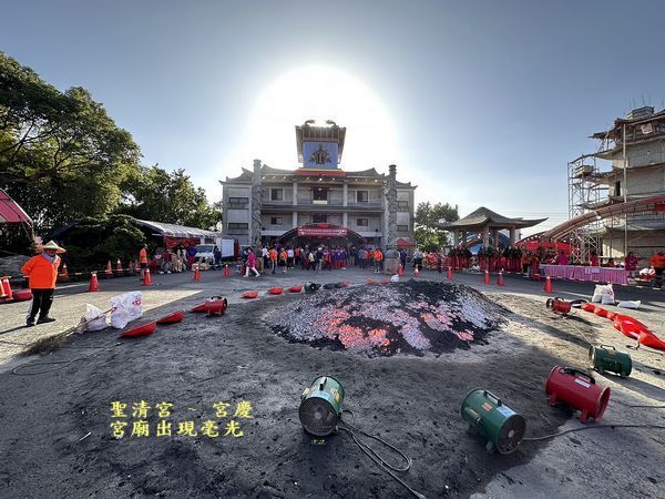 真是神奇．萬丈光芒～使聖清宮更顯神聖莊嚴