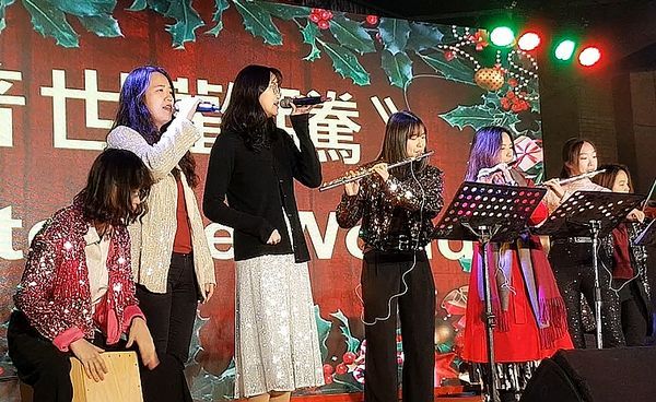 聖誕音樂晚會滿是人潮．十輛花車說故事【影音新聞】