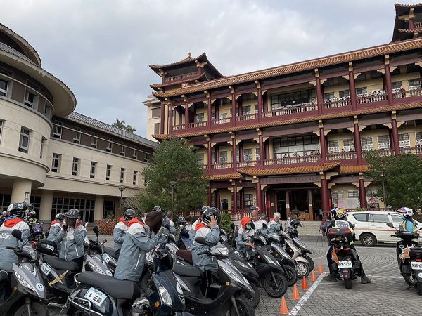 不老騎士環島抵蘭陽仁愛之家．與社區長者交流