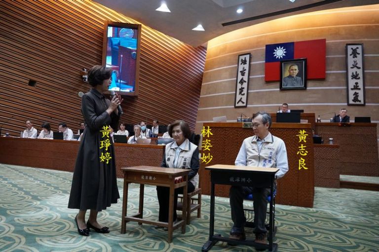 議場放學生課桌椅～請縣長試坐．問何時能改善【影音新聞】