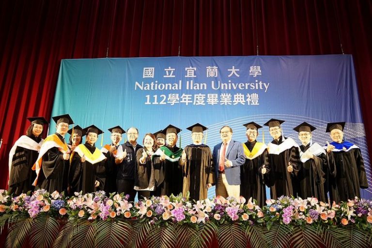 宜蘭大學畢業典禮～齊拋紙飛機．展翅高飛