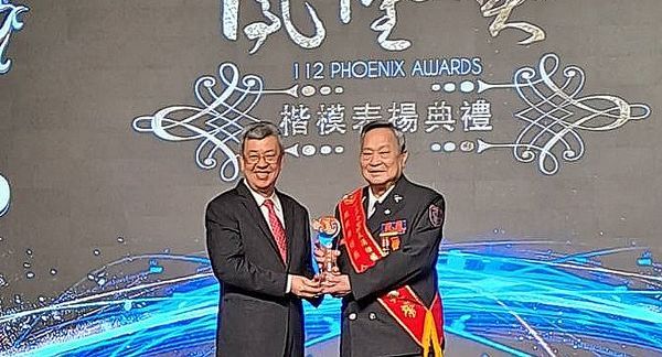 消防最高榮譽「鳳凰獎」～張建榮總隊長．馬賽魏暐軒兩人獲 獎【影音新聞】
