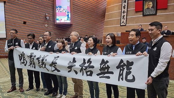 「鴨霸議長」? ～民進黨團在議場拉布條抗議 【影音新聞】