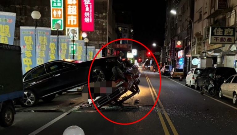 黑色轎車停車．不意竟撞翻紅色轎車