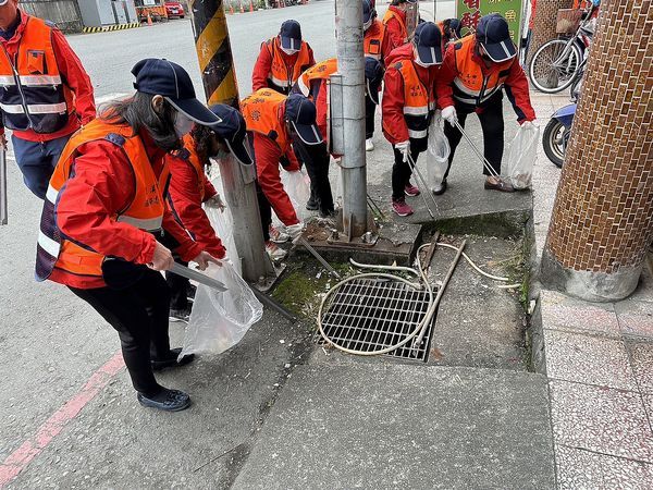 礁溪鄉進行年終大掃除～百餘志工掃街迎新年