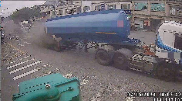 煞車故障過熱起火．波及一旁車輛【影音新聞】