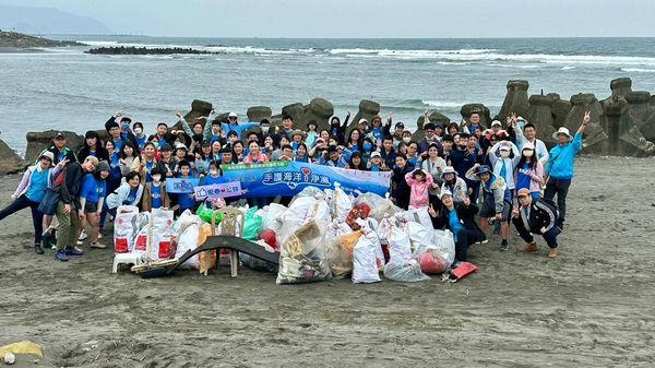 她橫行宜蘭海岸線～成群結隊接力淨灘