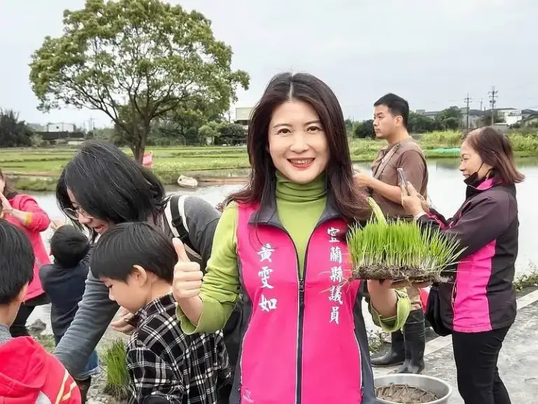 黃雯如化身農婦樂插秧．議員內城學童共耕耘！